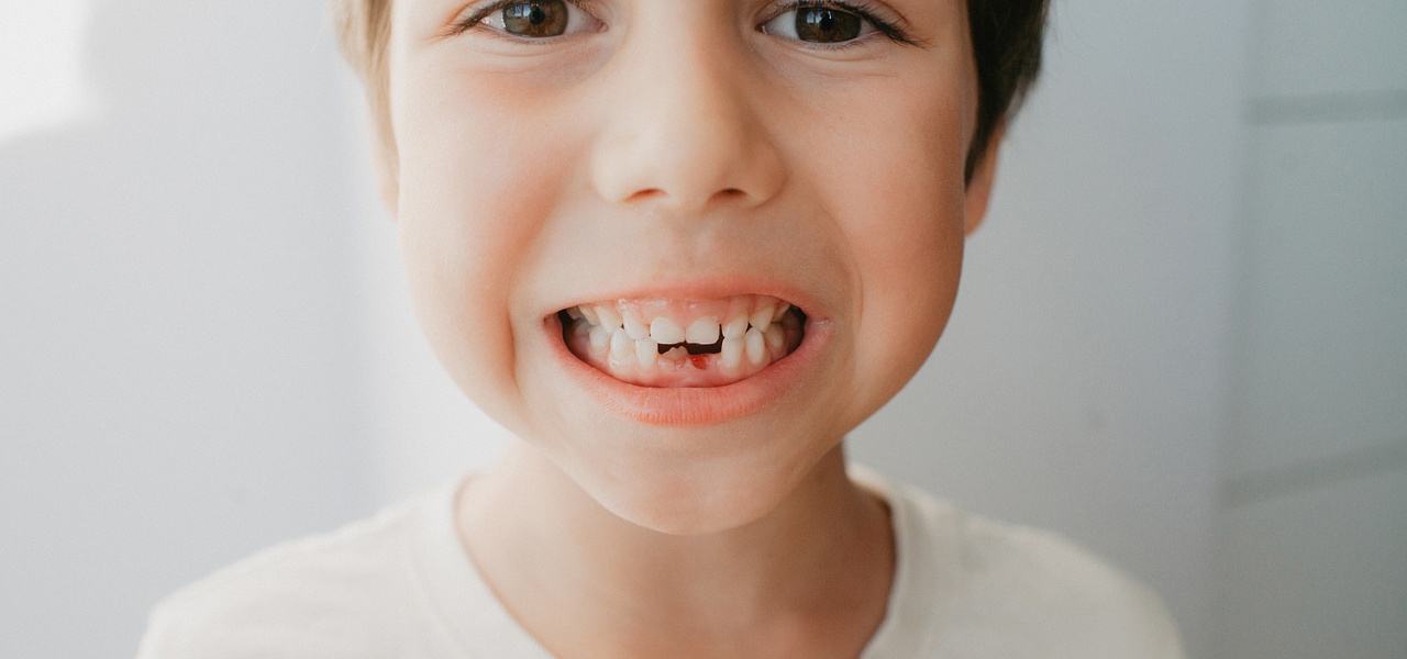 Когда и как выпадают молочные зубы у детей: график, нормы и советы родителям