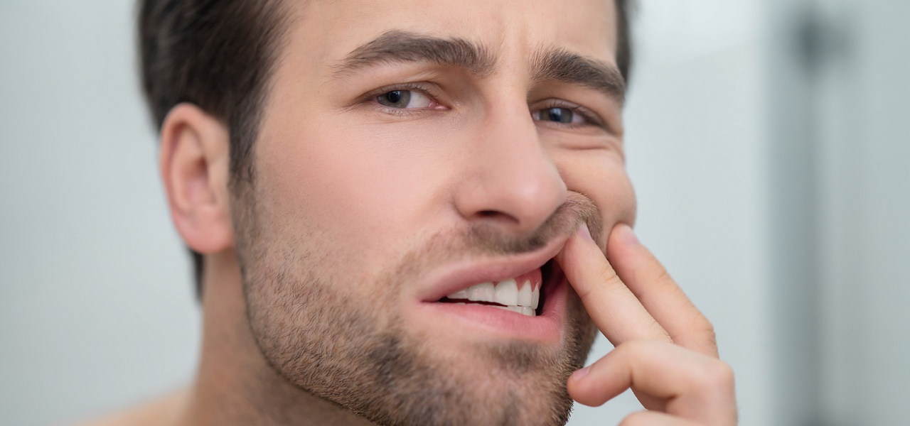 Почему кровоточат десны: главные причины, опасность и современное лечение