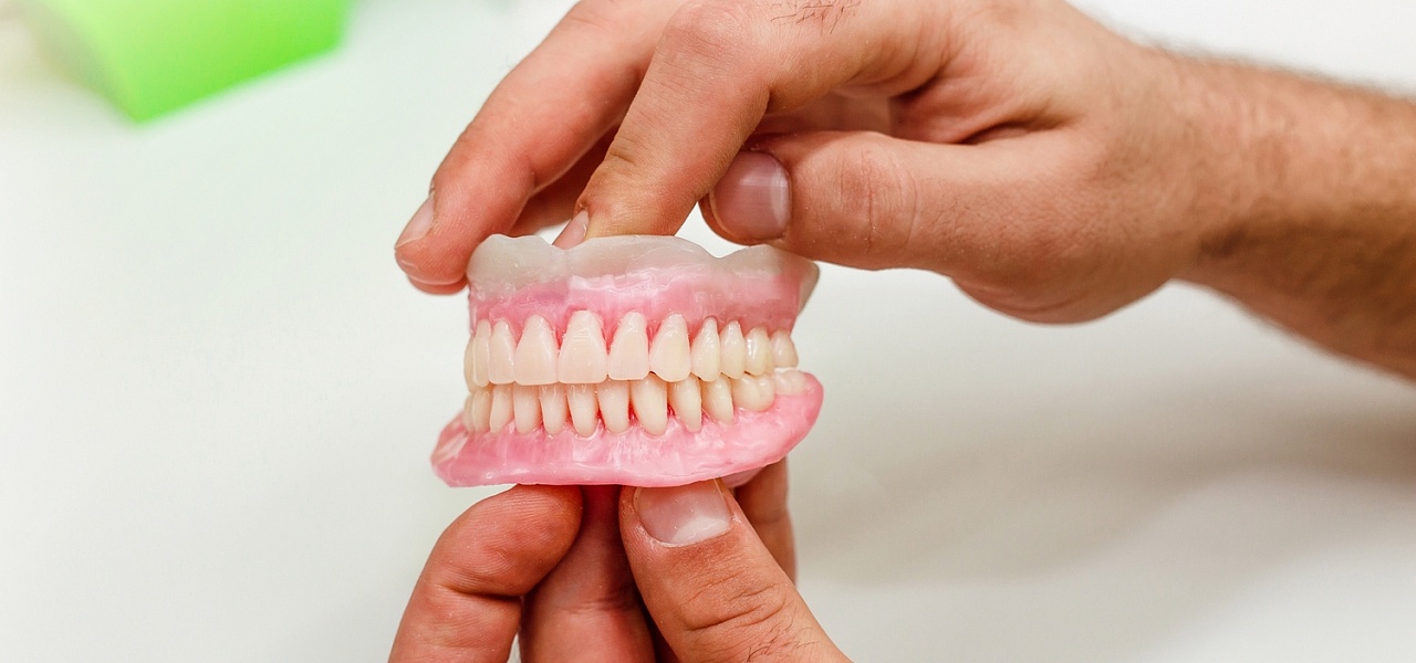 Полное отсутствие зубов: какие протезы выбрать? Сравнение методов и технологий