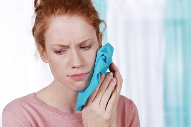 Отек после имплантации зубов: норма, сроки, как снять и когда бить тревогу